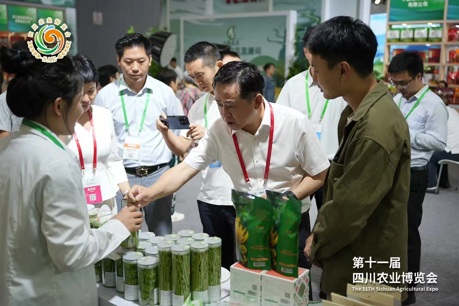huas-tea-team-at-trade-show-booth huas-tea-team-at-trade-show-booth